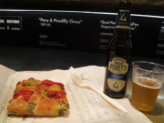 Petit en-cas de soirée: foccacia et bière Poretti.