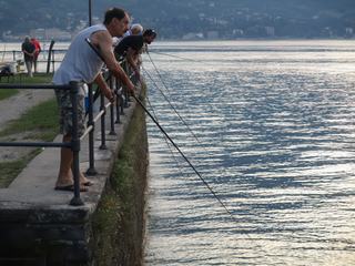 Bellagio: des pêcheurs à la ligne, en soirée.