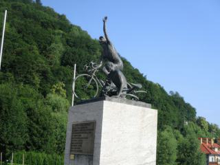 Monument des cyclistes au col del Ghisallo.