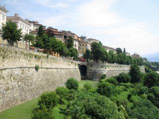 Bergame: les remparts de la Ville Haute.