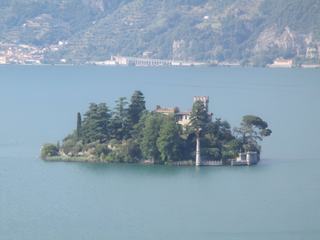 La petite île Loreto sur le lac.