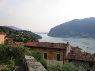 Monte Isola: hameau de Siviano avec vue sur le lac.