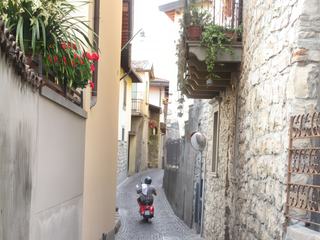 Monte Isola: hameau de Siviano. Attention aux scooters qui roulent souvent à vive allure!
