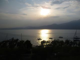 Coucher de soleil sur le lac, vu de ma chambre d'hôtel (oui, celle où il a fait si chaud la nuit...).