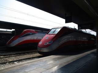 Arrivée à la gare Santa Lucia: un type de train "Frecciarossa".