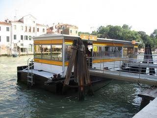 Venise: le Grand Canal, un arrêt de vaporetto.