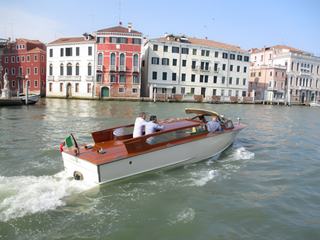 Venise: le Grand Canal, un bateau-taxi.