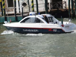 Venise: le Grand Canal. Ce genre d'embarcation, on ne l'emprunte qu'à des moments exceptionnels!!