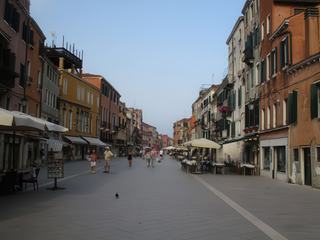 Venise: quartier Castello. La Via Garibaldi, l'artère la plus large de Venise.
