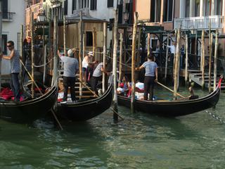 Gondoliers près de la Piazza San Marco.