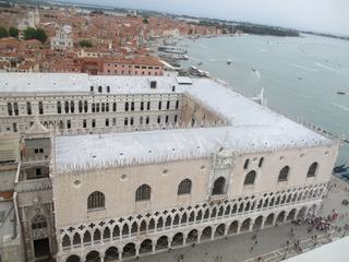 Vue du haut du campanile sur le Palais des Doges.