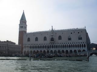 Le Palais des Doges et le campanile vus du Grand Canal.