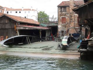 Venise: quartier Dorsoduro, un atelier de réparation de gondoles.
