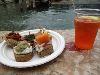 Petit instant de bonheur: Quelques crostini avec un verre de Spritz!