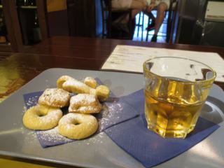 Des "bussolai" (petits biscuits) avec un verre de délicieux vin santo. En réalité, c'est plutôt une spécialité toscane!
