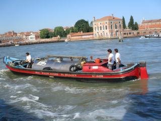 On trouve de tout sur la lagune. Je ne sais pas trop ce qu'il transporte, celui-là...