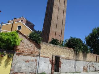 L'île de Burano: le campanile penché.
