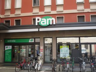 Petit supermarché "Pam".