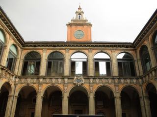 Bologne: la cour du Palazzo Archigimnasio.
