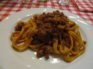 Les véritables tagliatelle al ragù (*trattoria Fantoni).