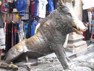 Florence: le sanglier ("porcellino") du Mercato Nuovo... qui n'a jamais demandé à ce qu'on le caresse autant!