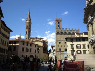Florence: Piazza San Firenze, à gauche la Badia Fiorentina, à droite le Bargello.