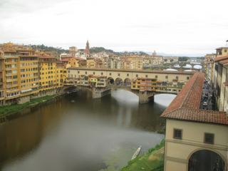 Depuis la Galerie des Offices, le Ponte Vecchio et le couloir Vasari qui relie la Galerie au Palazzo Pitti (en passant par le pont!).
