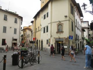 Florence: quartier San Spirito, avec le petit bar où j'allais prendre mon petit-déj'!.