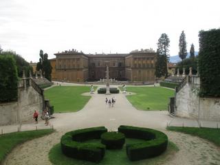 Florence: le Palazzo Pitti, depuis le Jardin de Boboli.