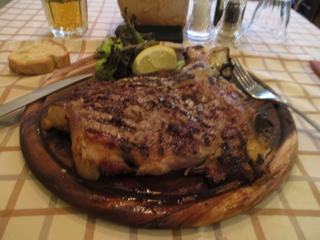 La monstrueuse "bistecca alla Fiorentina" de 700 grammes à laquelle je vais m'attaquer (j'ai remporté la bataille haut la main!).