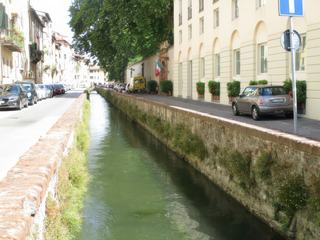 Lucca: le petit canal de la Via del Fosso.