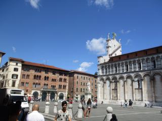 Lucca: Piazza Antelminelli (celle où la cathédrale se trouve).