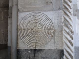 Le labyrinthe sculpté sur le portail de la cathédrale: sauras-tu trouver la sortie?