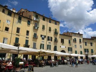 Lucca: Piazza dell'Anfiteatro.