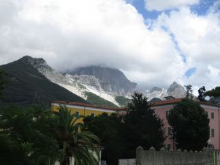 Les carrières de marbre dans les montagnes de la région (non, c'est pas de la neige!).