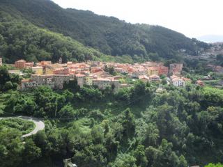 Vue sur le petit village de Bedizzano.