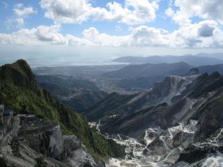 Panorama sur la mer depuis le haut des carrières. Tout au loin, commence la Ligurie.
