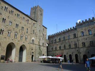 Volterra: Piazza dei Priori.