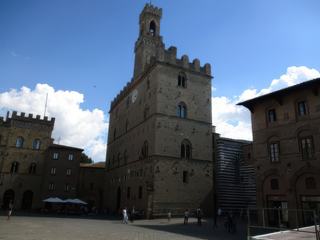 Volterra: Piazza dei Priori.