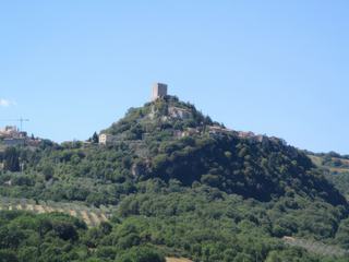 Au loin, Rocca d'Orcia.