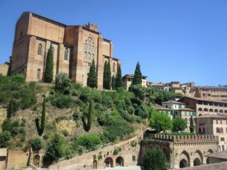 Sienne: la basilique San Domenico et la Fontebranda plus bas.