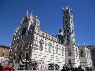 Sienne: la cathédrale. Dommage pour les échoppes à souvenirs à côté...