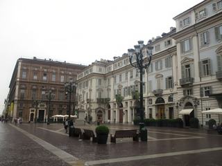 Turin: Piazza Carignano. La pluie n'arrêtera pas avant la tombée de la nuit...