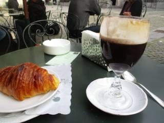 Le fameux bicerin avec une viennoiserie pour bien démarrer cette journée.