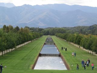Jardins du Palazzo Venaria Reale, avec les montagnes au loin.