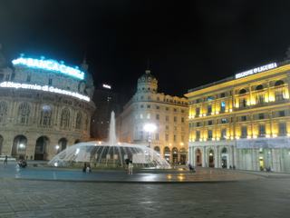 Gênes: Piazza de Ferrari, "mode nocturne".