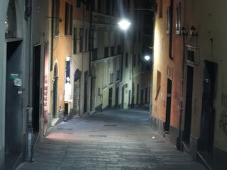 Retour à Gênes... une ruelle en soirée.