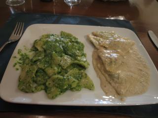 La bonne cuisine génoise: à gauche, les streppe au pesto, à droite les pansotti à la sauce aux noix!