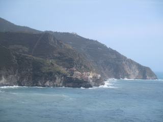 Vue depuis Corniglia... sur Manarola, au loin.