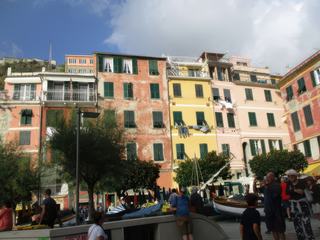 Vernazza (* l'Albergo Barbara, c'est la maison rouge à volets verts tout à droite).